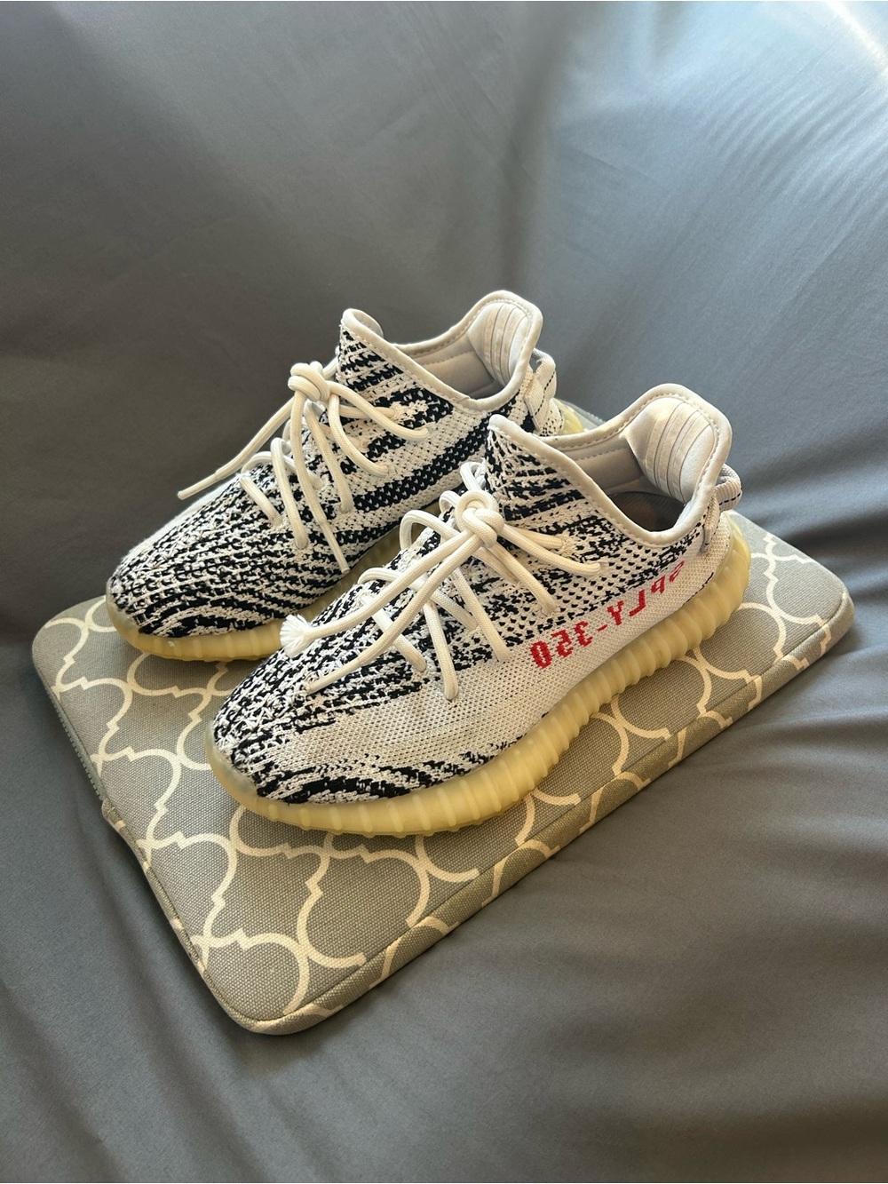 Adidas / Yeezy Boost 350 V2 'Zebra' 2022/2023 - Picture 2 of 8